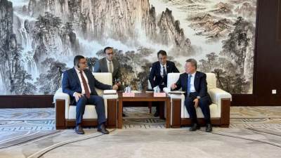 وزير الإسكان يلتقي رئيس شركة "CSCEC" الصينية ببكين