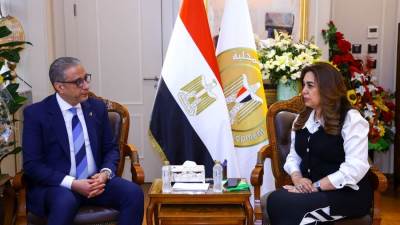 وزيرة التنمية المحلية تتابع مع محافظ الفيوم جهود تحسين مناخ الاستثمار