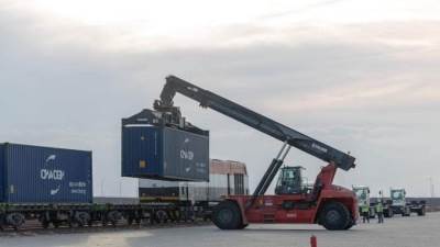 النقل تدعو المستثمرين ورجال الأعمال وكافة المصدرين للاستثمار الموانئ الجافة والمناطق اللوجيستية