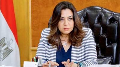 وزيرة التنمية المحلية تعلن بدء تطبيق المواعيد الصيفية لفتح وغلق المحال العامة