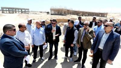 وزير الإسكان يتفقد أعمال إنشاء سور منطقة الشانزلزيه وتطوير البوابات بمارينا العلمين السياحي