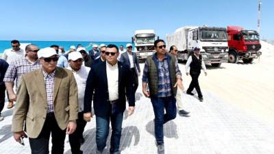 وزير الإسكان يتفقد كومبوند مزارين والممشى السياحي والمنطقة الترفيهية بمدينة العلمين الجديدة