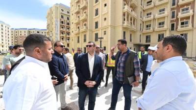 وزير الإسكان يتفقد مشروع الحي اللاتيني بمدينة العلمين الجديدة