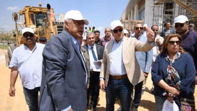 وزير الإسكان يقوم بجولة موسعة لمتابعة سير العمل بمشروع "حدائق تلال الفسطاط"
