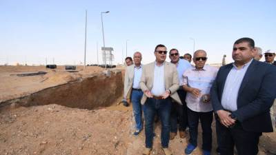 وزير الإسكان يستكمل جولته اليوم بتفقد محاور وطرق مدينة الشروق