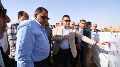 وزير الإسكان يتفقد مشروعات تنفيذ شبكات المرافق بمنطقتي جنيفة والرابية بمدينة الشروق