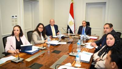 وزير الخارجية والهجرة يلتقي بقطاع الأمريكتين بالوزارة 