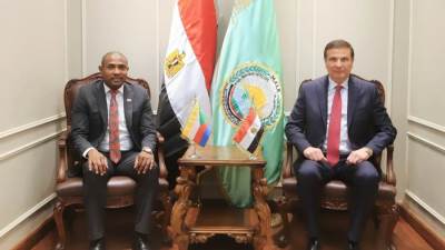 وزير الزراعة يبحث مع وزير الخارجية بجزر القمر سبل التعاون المشترك