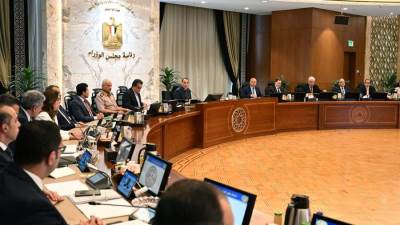 وزير التعليم العالي يستعرض تقريرًا بعنوان "جيل جديد من الجامعات المصرية المتخصصة"