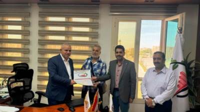 "بهجات وإسماعيل" يسلمان أول رخصة بناء لقطعة بالأراضي المضافة لمدينة العبور الجديدة