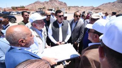 وزير الإسكان يتفقد أعمال تطوير طريقي كمين النبي صالح ورفع كفاءة طريق سانت كاترين