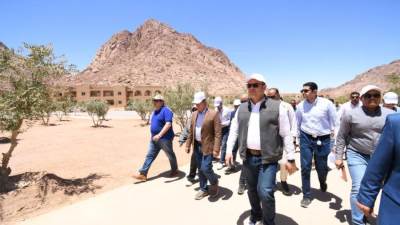 وزير الإسكان يتفقد سير العمل بمنطقة الزيتونة بمدينة سانت كاترين بسيناء