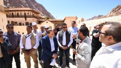 وزير الإسكان يزور دير سانت كاترين بمنطقة وادي الدير