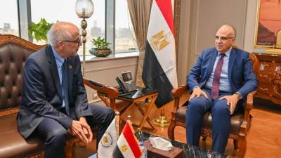 وزير الري يبحث مع مدير معهد البحر الأبيض المتوسط للمياه تعزيز التعاون البحثى