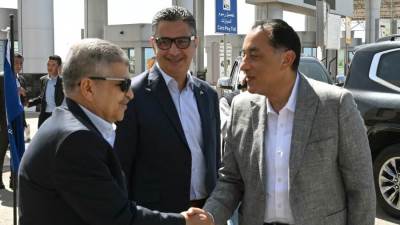 رئيس الوزراء يبدأ زيارة لتفقد بعض مشروعات المنطقة الاقتصادية لقناة السويس