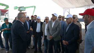 رئيس الوزراء يتفقد مشروعي رووتس وسكاي للموانيء