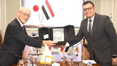 وزير الإسكان يبحث مع السفير الياباني بالقاهرة سبل تعزيز التعاون