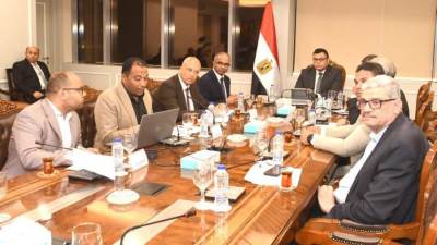 وزير الإسكان يتابع منظومة مياه الشرب بمدن شرق وغرب القاهرة