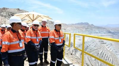 رئيس الوزراء يتفقد أعمال المنجم المفتوح من أعلى قمة الجبل بـ"السكرى"