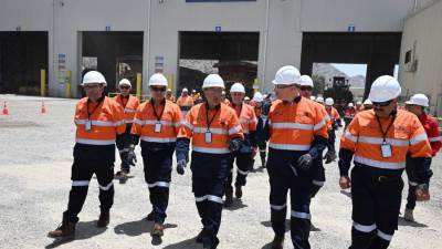 رئيس الوزراء يُشاهد أعمال التعدين تحت الأرض بمنجم السكري