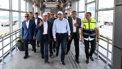 رئيس الوزراء يتفقد المرحلة الأولى من التشغيل التجريبى لمشروع الأتوبيس الترددي