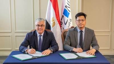 اقتصادية قناة السويس توقع عقد مشروع جي إس جلوبال سورسينج لصناعة الملابس الجاهزة