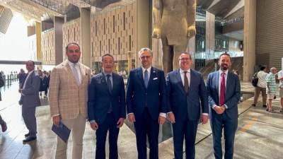 المتحف المصري الكبير يستقبل كبير مستشاري الرئيس الأمريكي للشؤون العربية والشرق الأوسط