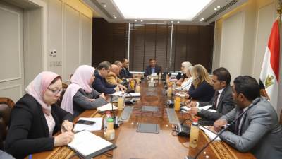 وزير الزراعة يستعرض مع إيفاد نتائج مشروع التكيف في البيئات الصحراوية