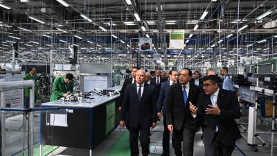 رئيس الوزراء يقوم بجولة تفقدية بالمصنع الجديد لـ "سوميتومو" العالمية