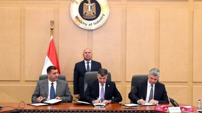 وزير الصناعة يشهد توقيع عقد تنفيذ أعمال البنية الأساسية لمشروع إعادة تأهيل ترام الرمل