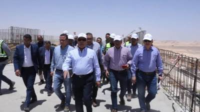 وزير الصناعة والنقل يتفقد المنطقة الصناعية بالمطاهرة بمحافظة المنيا