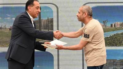 رئيس الوزراء يسلم عددا من عقود وحدات سكن لكل المصريين بأكتوبر الجديدة