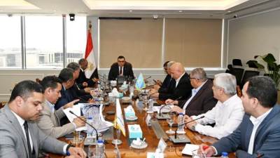 وزير الإسكان يتابع منظومة الصرف الصحي بقرية الكرور بأسوان