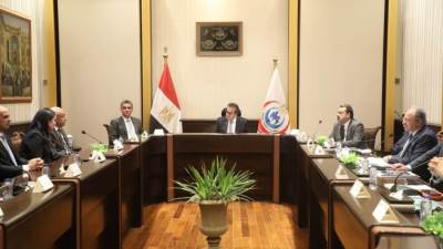 وزير الصحة يبحث مع شركة “سترايكر” تعزيز التعاون في تقنيات الذكاء الاصطناعي