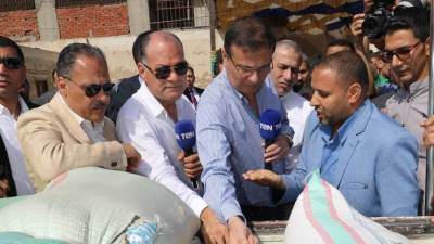 وزير الزراعة ومحافظ الشرقية يتابعان أعمال توريد القمح بشونة العزيزية