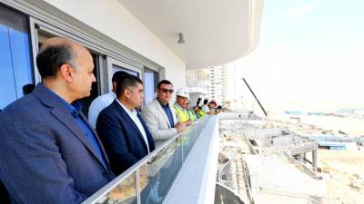 وزير الإسكان يبدأ جولة تفقدية في مدينة العلمين الجديدة
