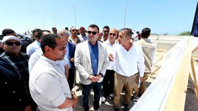 وزير الإسكان يتفقد مشروع M8 by the lake وأعمال البحيرات والطرق