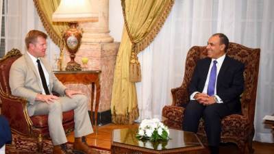 وزير الخارجية والهجرة يلتقي عضو لجنة الخدمات العسكرية بمجلس الشيوخ الأمريكي