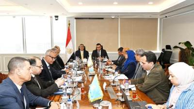 وزير الإسكان ومحافظ الجيزة يتابعان ملفات العمل المشتركة