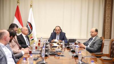 وزير قطاع الأعمال يلتقي وفدًا من "باور إنترناشيونال القابضة" لبحث فرص التعاون