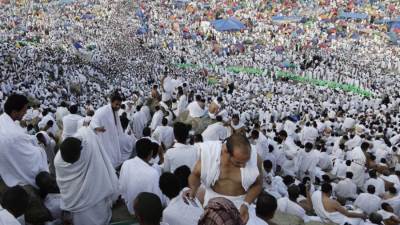 بث مباشر.. حجاج بيت الله يقفون على عرفات الطاهر لأداء ركن الحج الأعظم