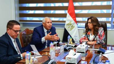 وزيرة التنمية المحلية تتابع مع محافظ الوادي الجديد لإنشاء مركز إنتاج الحرير الطبيعي