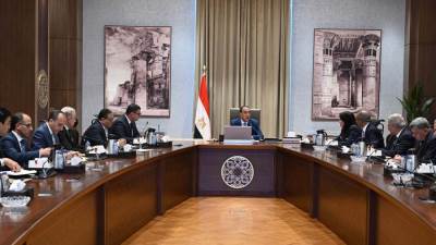 رئيس الوزراء يتابع خطط وإجراءات التوسع في مشروعات تحلية مياه البحر