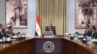 رئيس الوزراء يتابع تنفيذ برنامج الطروحات الحكومية في قطاعي البترول والأعمال العام