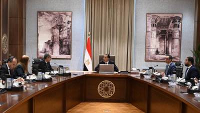 رئيس الوزراء يستعرض خطوات تنفيذ برنامج الطروحات الحكومية في قطاع الاتصالات