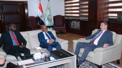 وزير الزراعة يبحث مع خبيرين دوليين تعزيز استراتيجيات التنمية الزراعية والأمن الغذائي