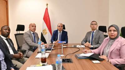 وزير الري يلتقى فريق بحثي من الجامعة الأمريكية لبحث التعاون المشترك