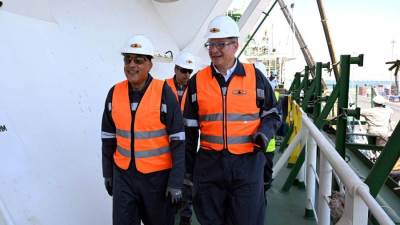 رئيس الوزراء يتفقد سفينة تغييز الغاز الطبيعي المسال "Energos Eskimo" بميناء السخنة