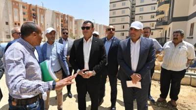 وزير الإسكان يتفقد أعمال تطوير المحاور والطرق الرئيسية بمدينة بدر