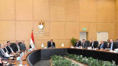 وزير الإسكان يعقد اجتماعًا لمتابعة موقف منطقة الأعمال المركزية بالعاصمة الإدارية الجديدة